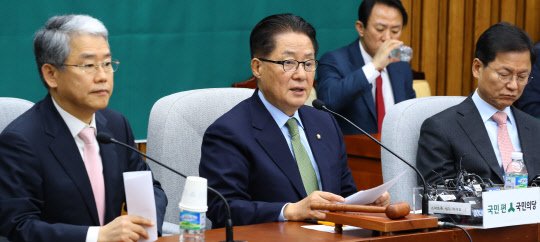 '세월호 7시간' 탄핵안 포함 관련 발언하는 박지원      (서울=연합뉴스) 황광모 기자 = 국민의당 박지원 원내대표가 8일 오전 국회에서 열린 의원총회에서 '세월호 7시간' 탄핵안 포함과 관련한 입장을 말하고 있다.  2016.12.8     hkmpooh@yna.co.kr  (끝)